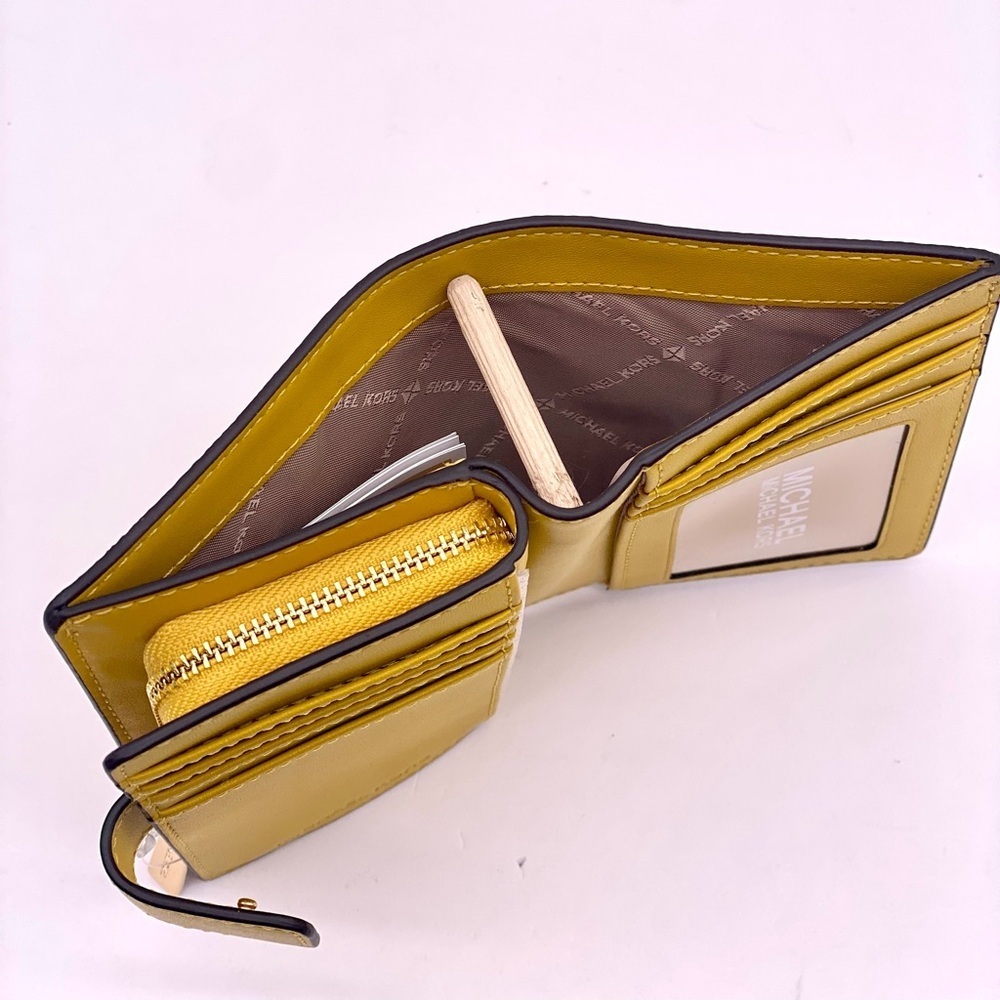 Michael Kors Jet Set Medium Printed Signature
Logo Wallet - Picture 6 of 15